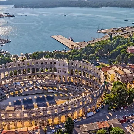 Villa Claudia In - Haus Fuer 8 Personen Pula