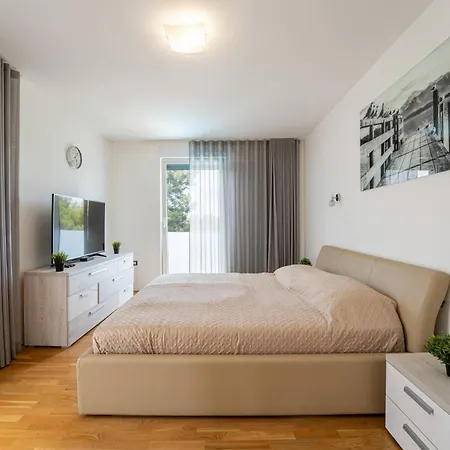 Claudia In - Haus Fuer 8 Personen Pula