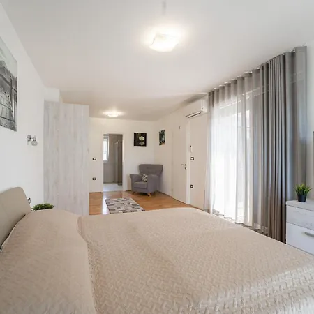 Claudia In - Haus Fuer 8 Personen Pula