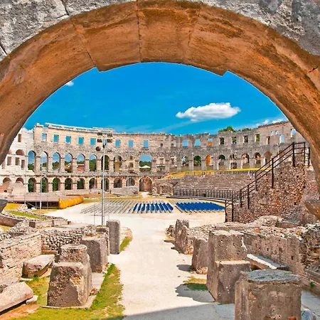 Villa Villa Claudia In Pula - Haus Fuer 8 Personen *