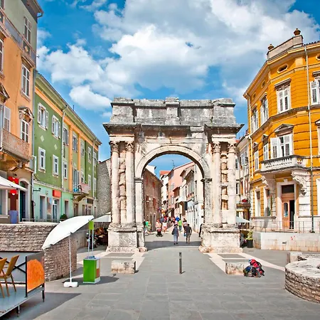 Villa Villa Claudia In Pula - Haus Fuer 8 Personen *