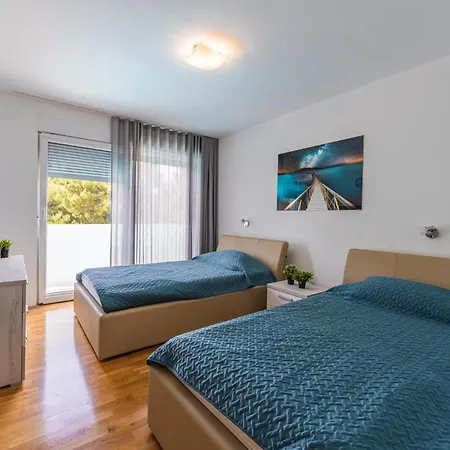 Villa Claudia In Pula - Haus Fuer 8 Personen Pula