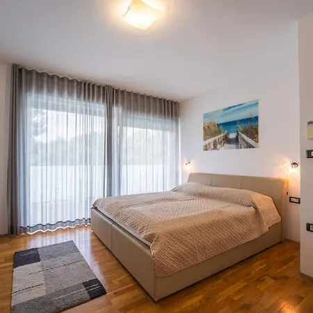 Villa Claudia In Pula - Haus Fuer 8 Personen *