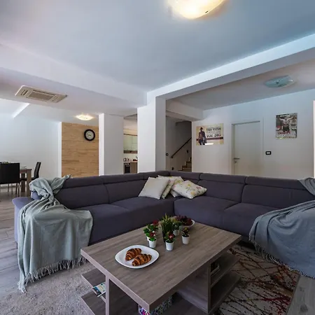 Villa Claudia In Pula - Haus Fuer 8 Personen Villa