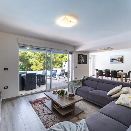 Villa Villa Claudia In Pula - Haus Fuer 8 Personen *