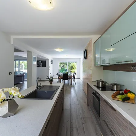 Villa Claudia In Pula - Haus Fuer 8 Personen Pula