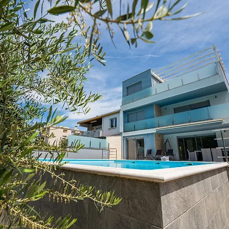 Villa Claudia In Pula - Haus Fuer 8 Personen * Pula