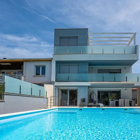 Villa Claudia In Pula - Haus Fuer 8 Personen *